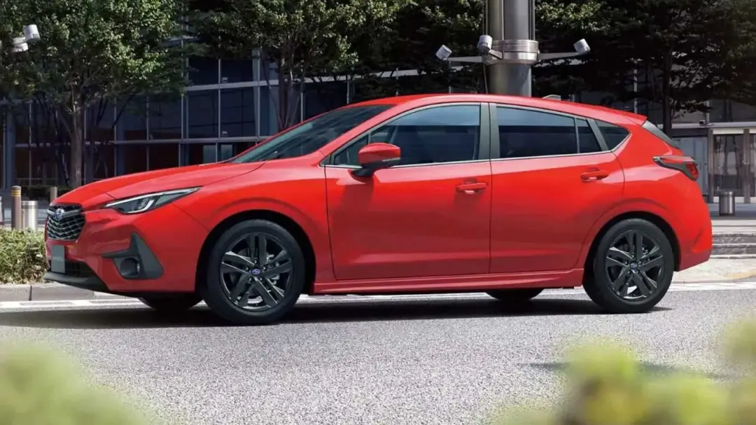 خودرو قرمز رنگ سوبارو ایمپرزا (Subaru Impreza) کراس‌ترک در خیابان شهری