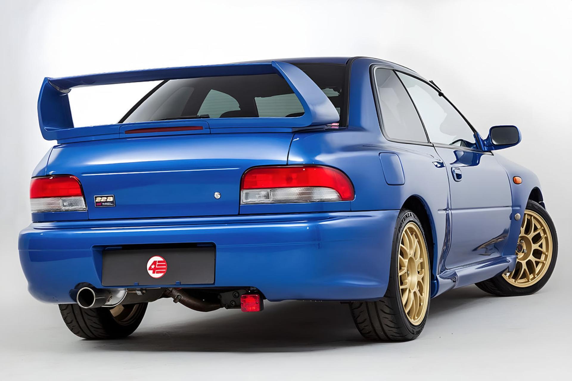 سوبارو ایمپرزا (Subaru Impreza) آبی با بال عقب بزرگ در نمای عقب