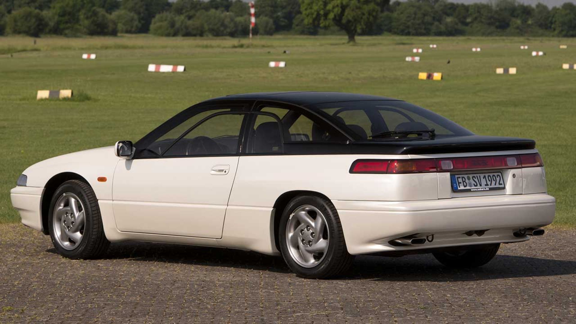 سوبارو SVX