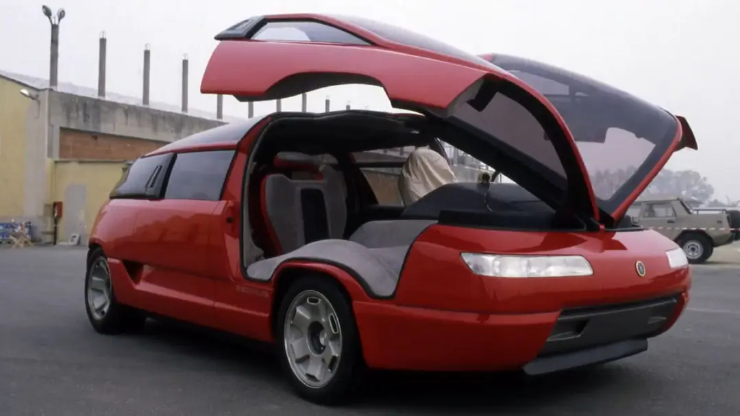 خودروی مفهومی سوپر ون برتونه (Super Van Bertone) با درب‌های باز