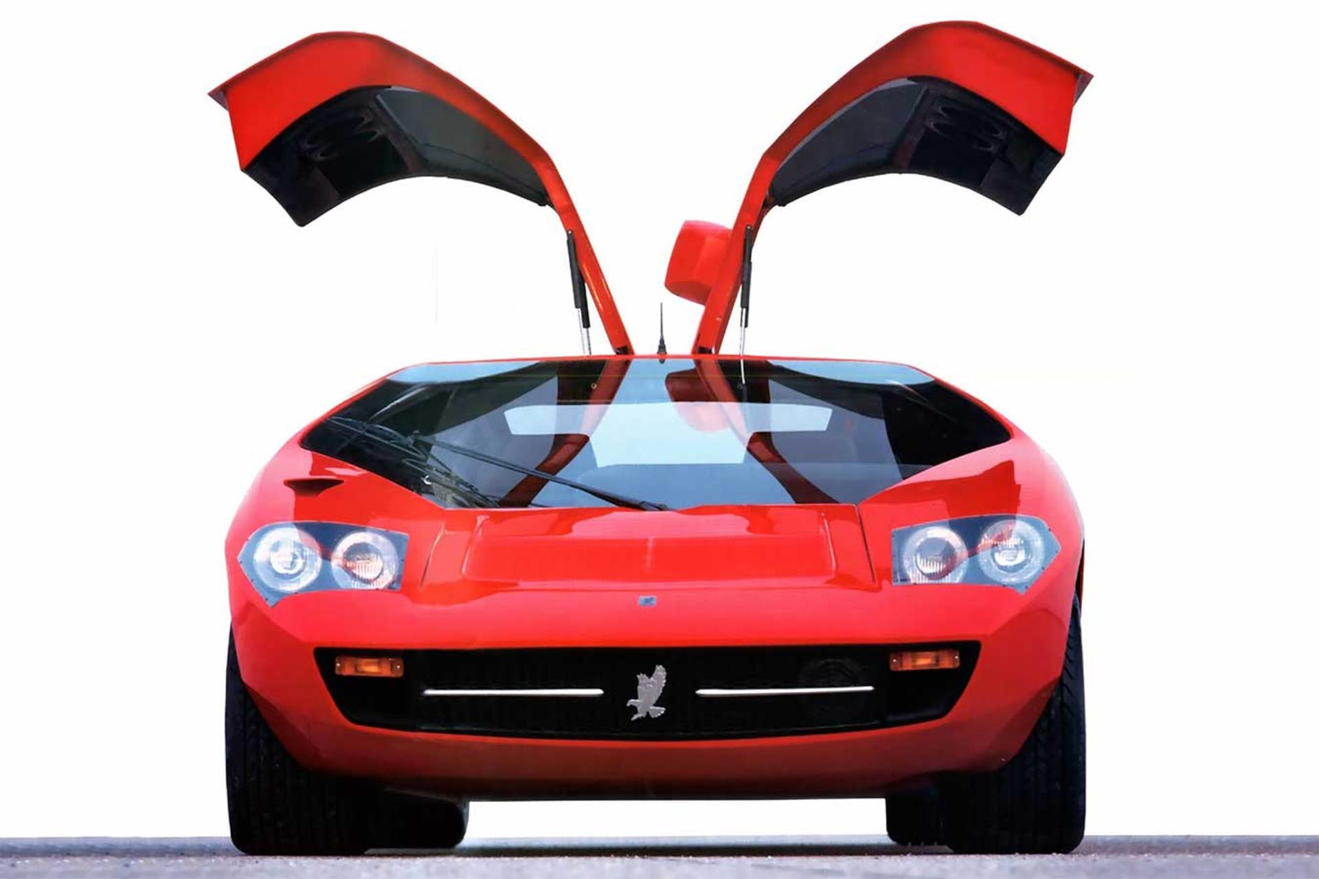 خودرو ایزدرا امپراطور (Isdera Imperator 108i) با درهای بال‌پرنده قرمز رنگ