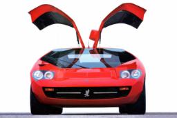 خودرو ایزدرا امپراطور (Isdera Imperator 108i) با درهای بال‌پرنده قرمز رنگ