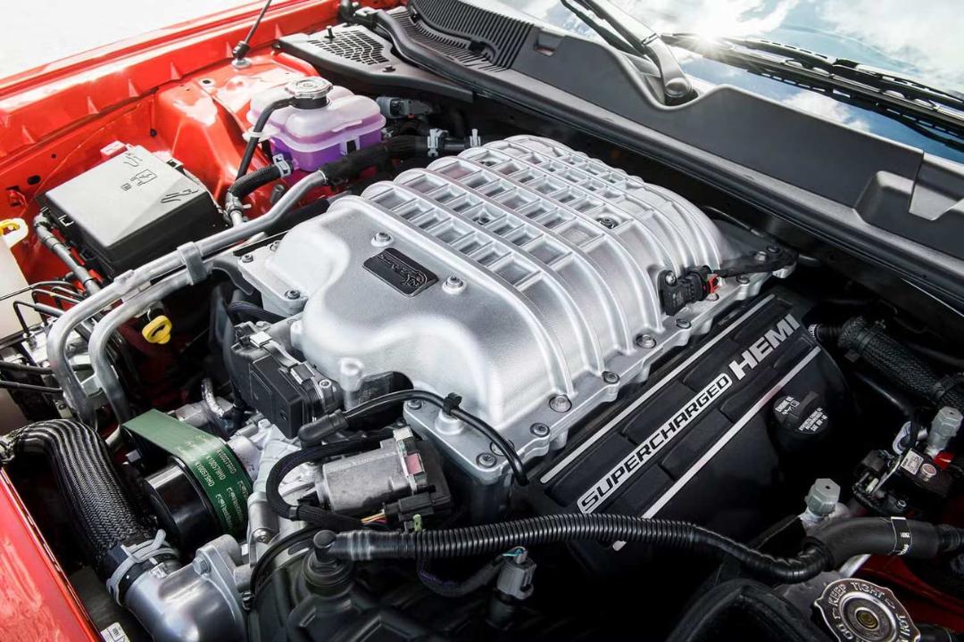 موتور سوپرشارژ HEMI (Supercharged HEMI) در محفظه موتور خودروی قرمز رنگ