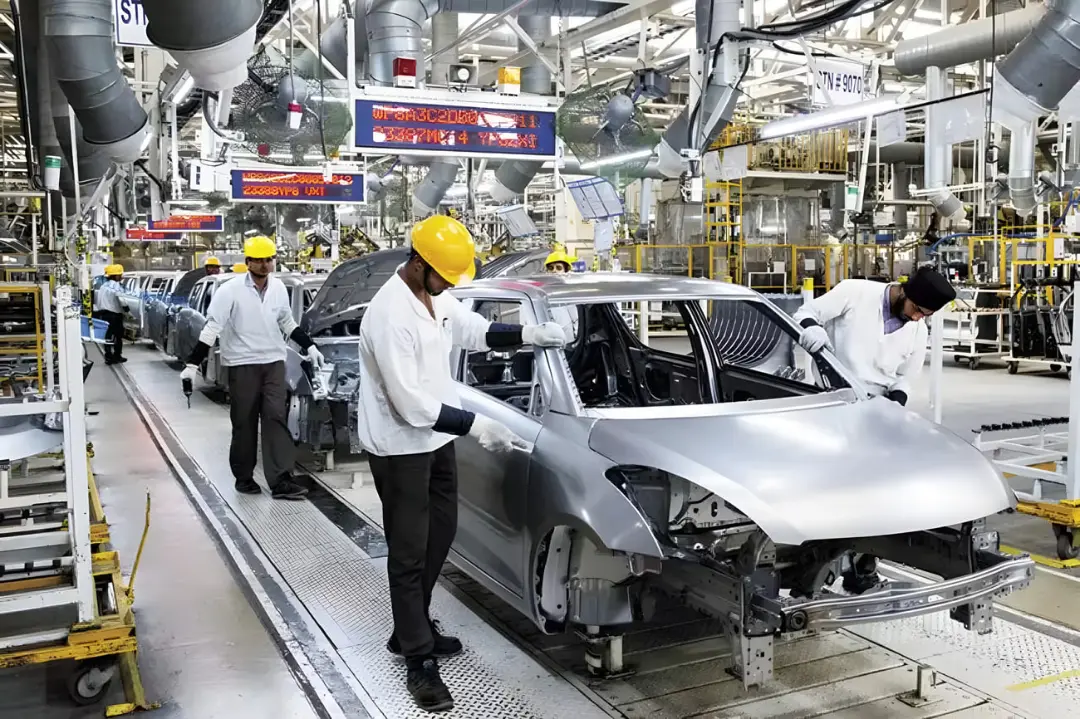 کارگران در خط مونتاژ بدنه خودروهای سوزوکی (Suzuki) در کارخانه هند