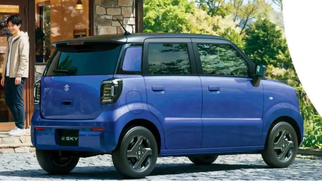 خودروی برقی کوچک سوزوکی (Suzuki Sky) آبی رنگ در فضای باز