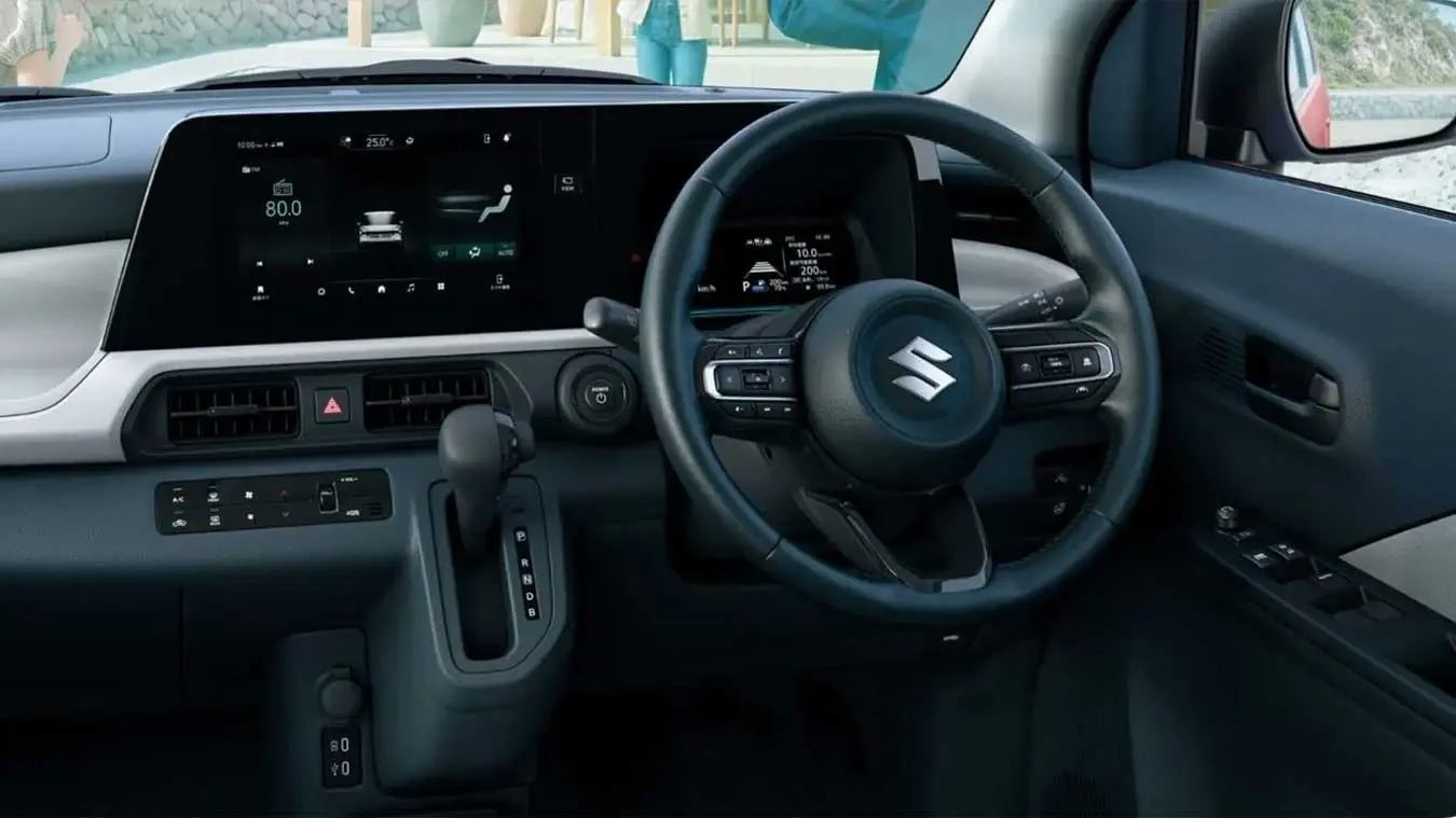 داشبورد و فرمان خودروی برقی سوزوکی (Suzuki) با نمایشگر دیجیتال بزرگ