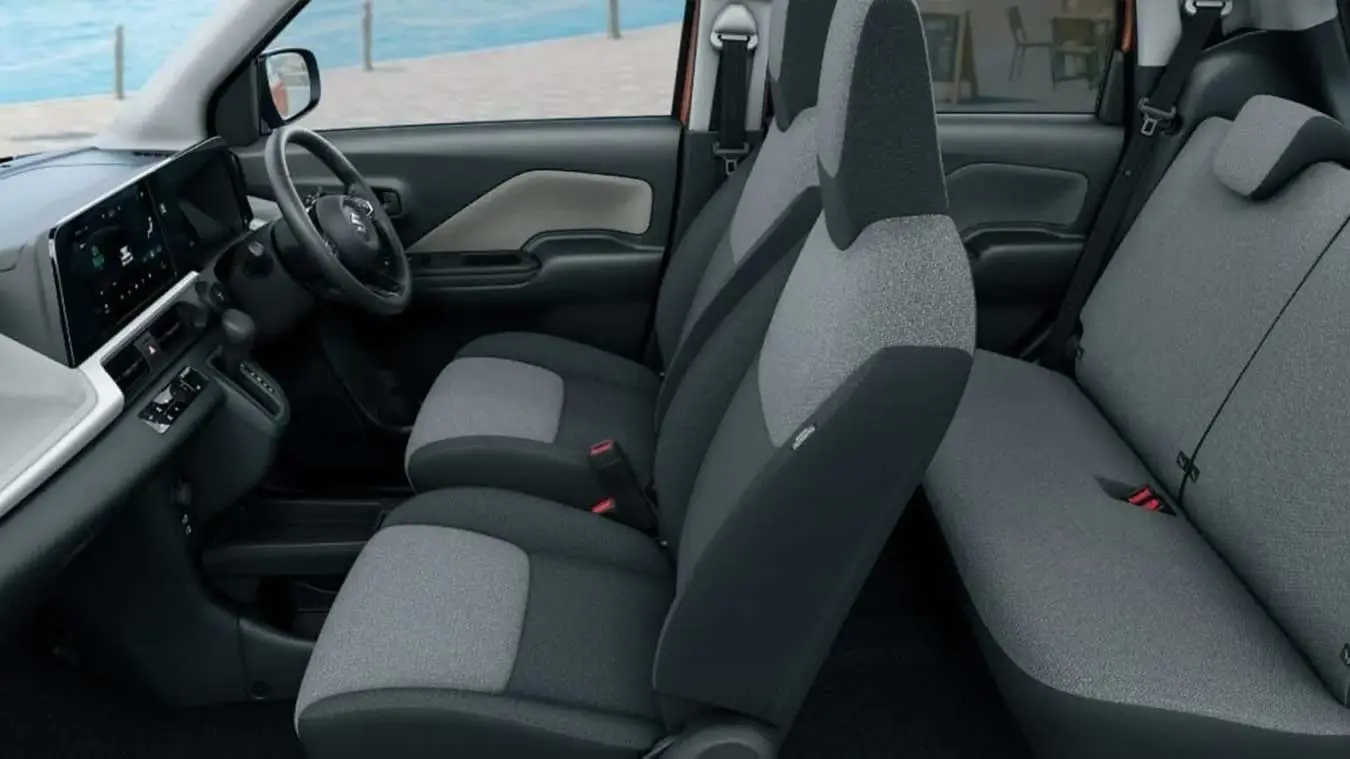 کابین داخلی خودروی کوچک و برقی سوزوکی (Suzuki) با صندلی‌های خاکستری