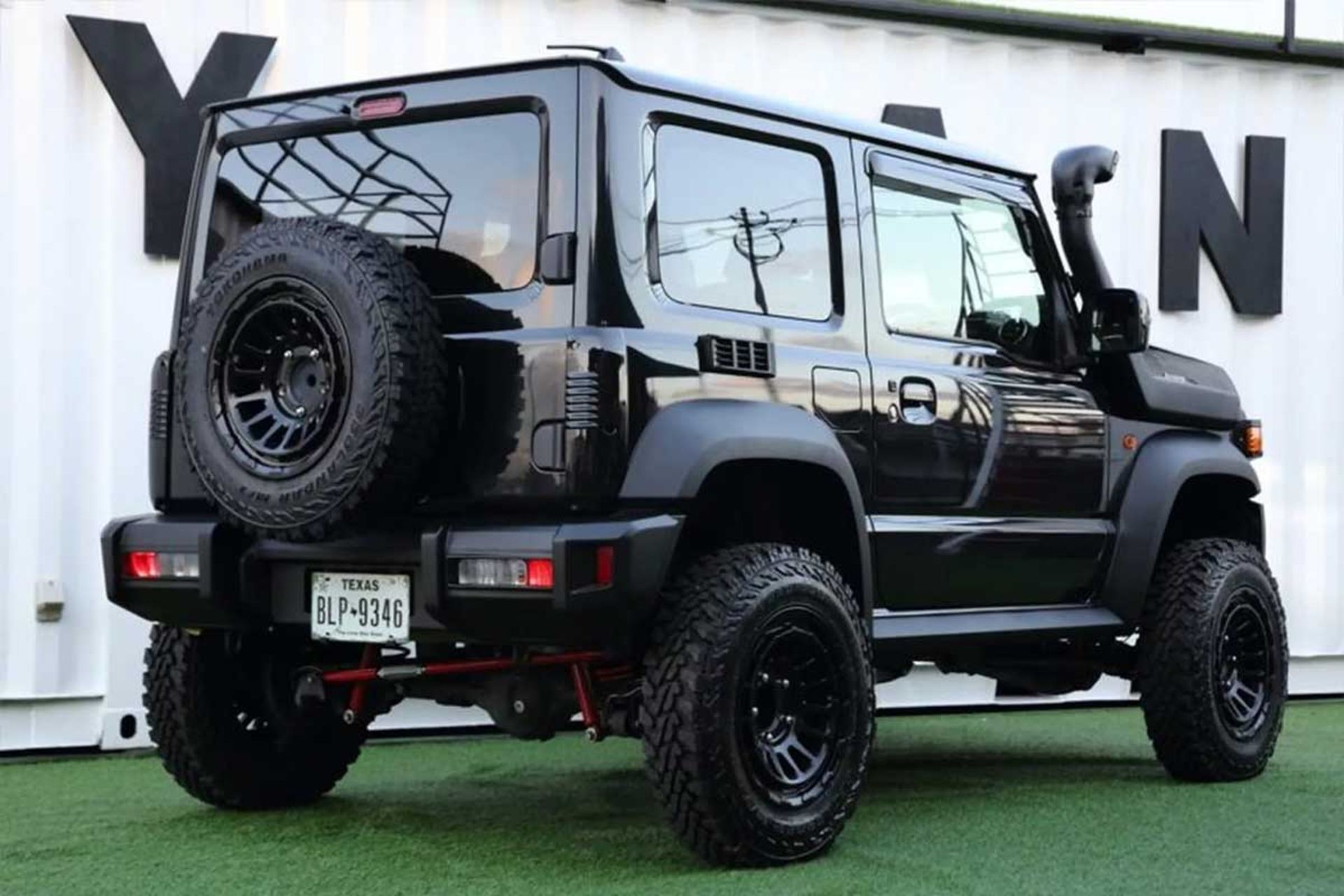 سوزوکی جیمنی با ظاهر لندکروزر