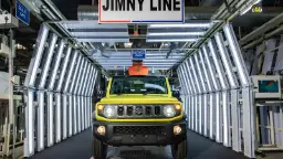 خودروی زرد رنگ سوزوکی جیمنی (Suzuki Jimny) در خط کنترل کیفیت کارخانه