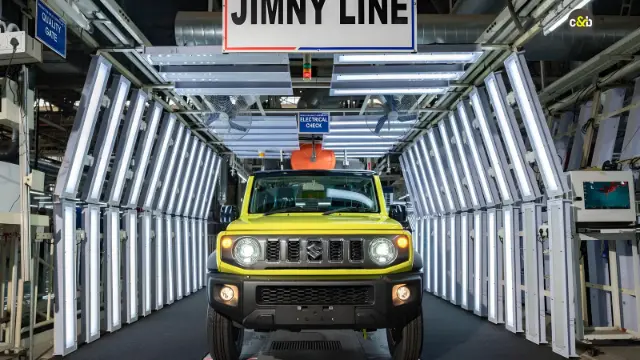 خودروی زرد رنگ سوزوکی جیمنی (Suzuki Jimny) در خط کنترل کیفیت کارخانه
