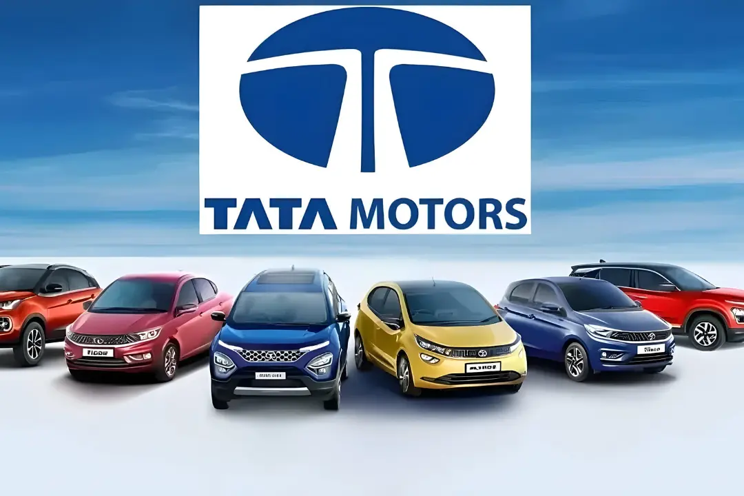 مجموعه‌ای از مدل‌های مختلف خودروهای تاتا موتورز (Tata Motors) در مقابل لوگوی شرکت