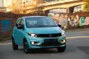 خودرو هاجبک تاتا موتور (Tata Motors) در حال حرکت در خیابان