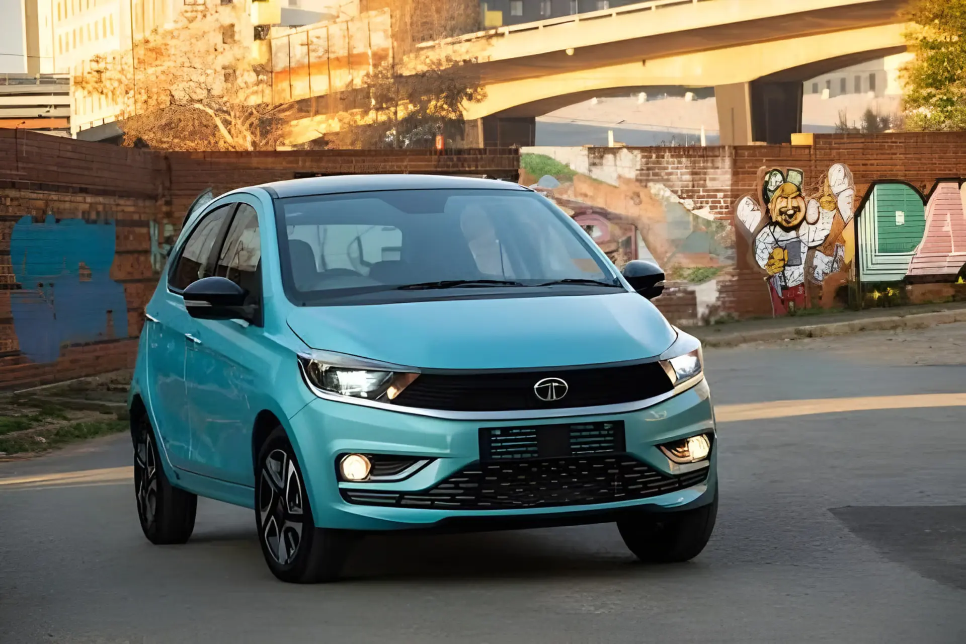 خودرو هاجبک تاتا موتور (Tata Motors) در حال حرکت در خیابان