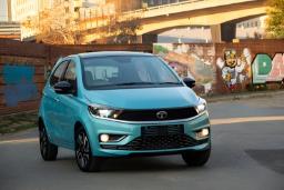خودرو هاجبک تاتا موتور (Tata Motors) در حال حرکت در خیابان