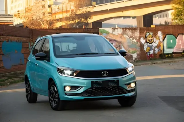 خودرو هاجبک تاتا موتور (Tata Motors) در حال حرکت در خیابان