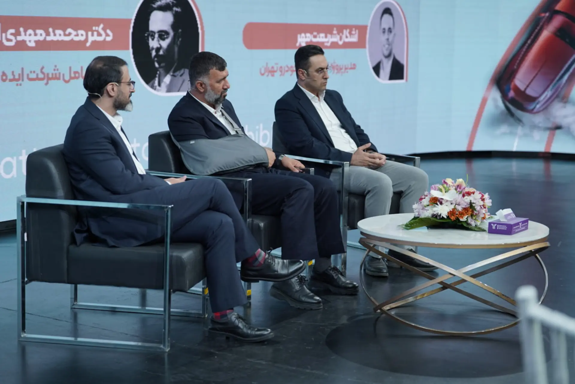کارشناسان و مدیران در نشست خبری هفتمین نمایشگاه خودرو تهران نشسته‌اند