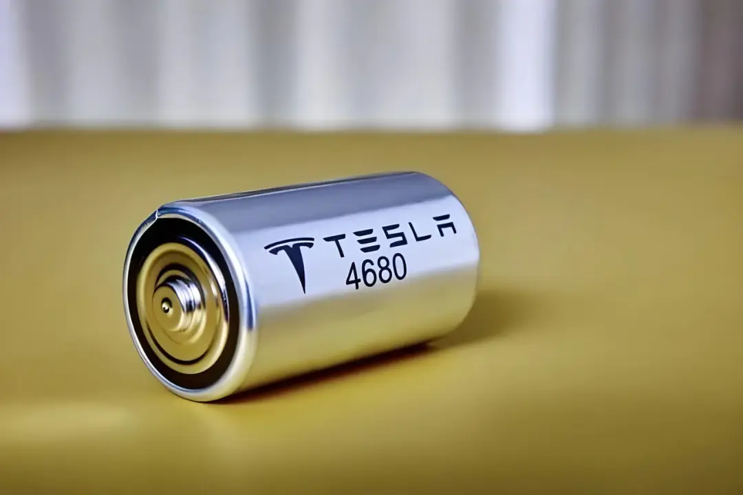 سلول باتری ۴۶۸۰ (4680) با لوگوی تسلا (Tesla) روی سطح فلزی