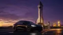 خودرو تسلا (Tesla) در کنار موشک استارشیپ (Starship) در هنگام غروب