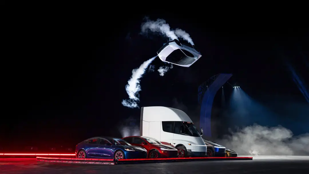 خودروهای تسلا (Tesla) در کنار کامیون سیمی در یک نمایش تبلیغاتی