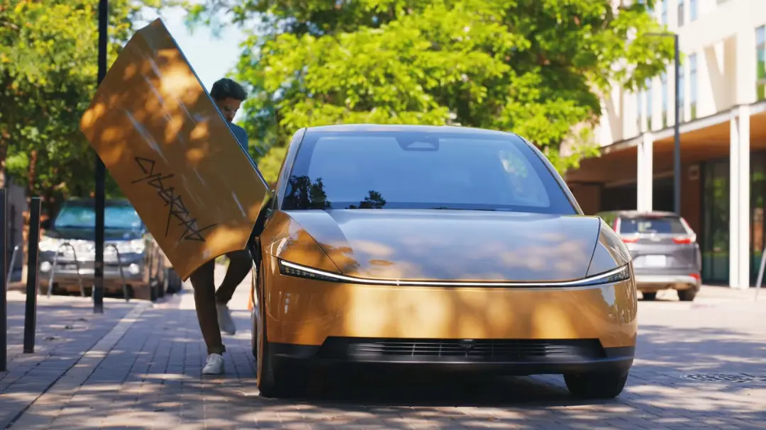 خودروی تسلا (Tesla) سایبرکب با بدنه طلایی در یک خیابان شهری