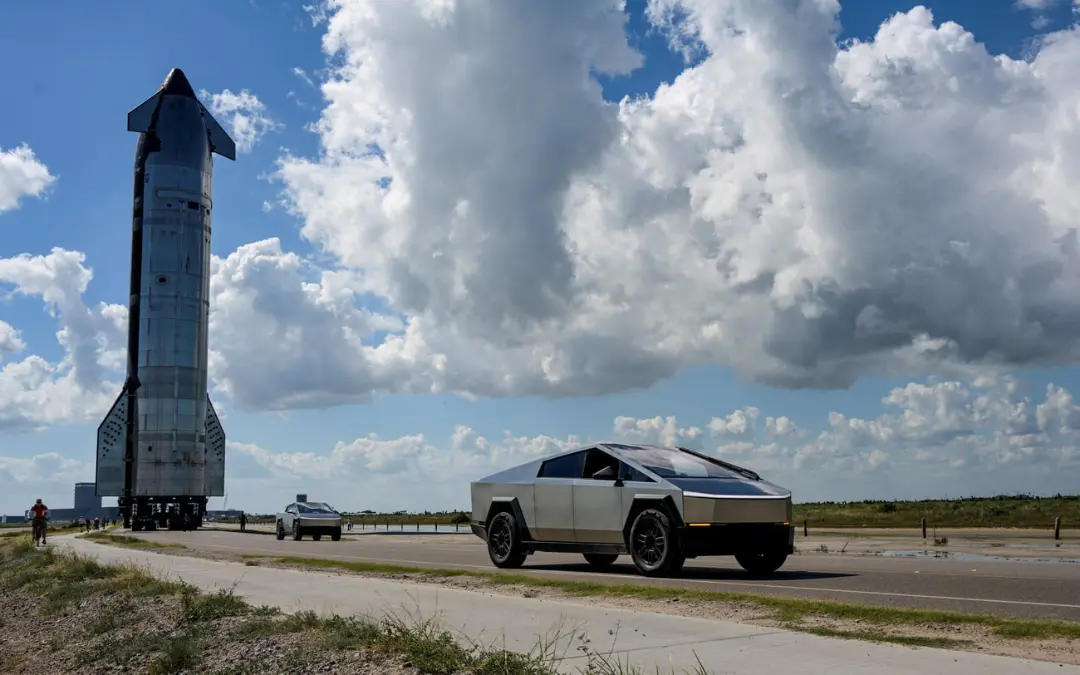 خودروی تسلا سایبرتراک (Tesla Cybertruck) در کنار فضاپیمای استارشیپ (Starship) در فضای باز