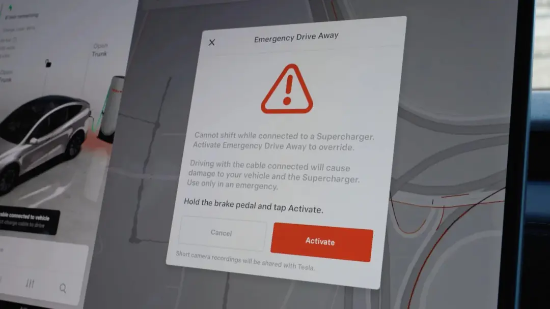 نمایش پیام اضطراری (Emergency Drive Away) در صفحه نمایش خودروی تسلا (Tesla)