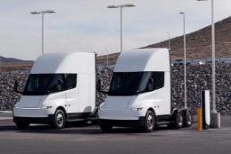کامیون‌های الکتریکی تسلا سمی (Tesla Semi) در ایستگاه شارژ