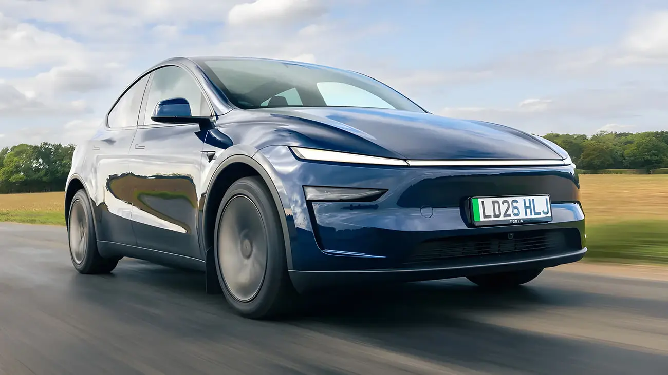 خودروی برقی تسلا مدل Y (Tesla Model Y) در حال حرکت در جاده