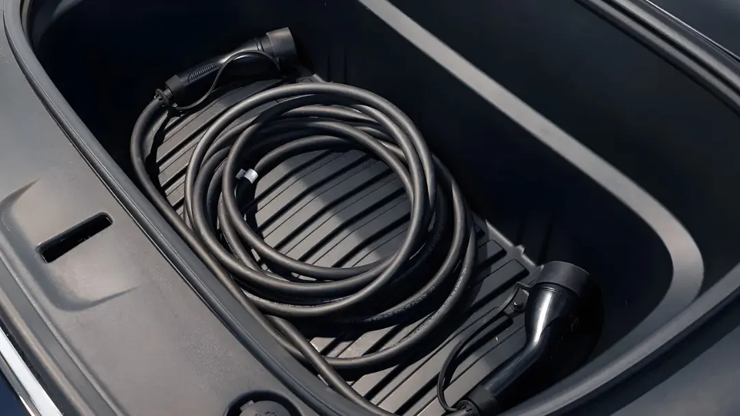 کابل شارژ خودروی تسلا مدل Y (Tesla Model Y) در صندوق عقب