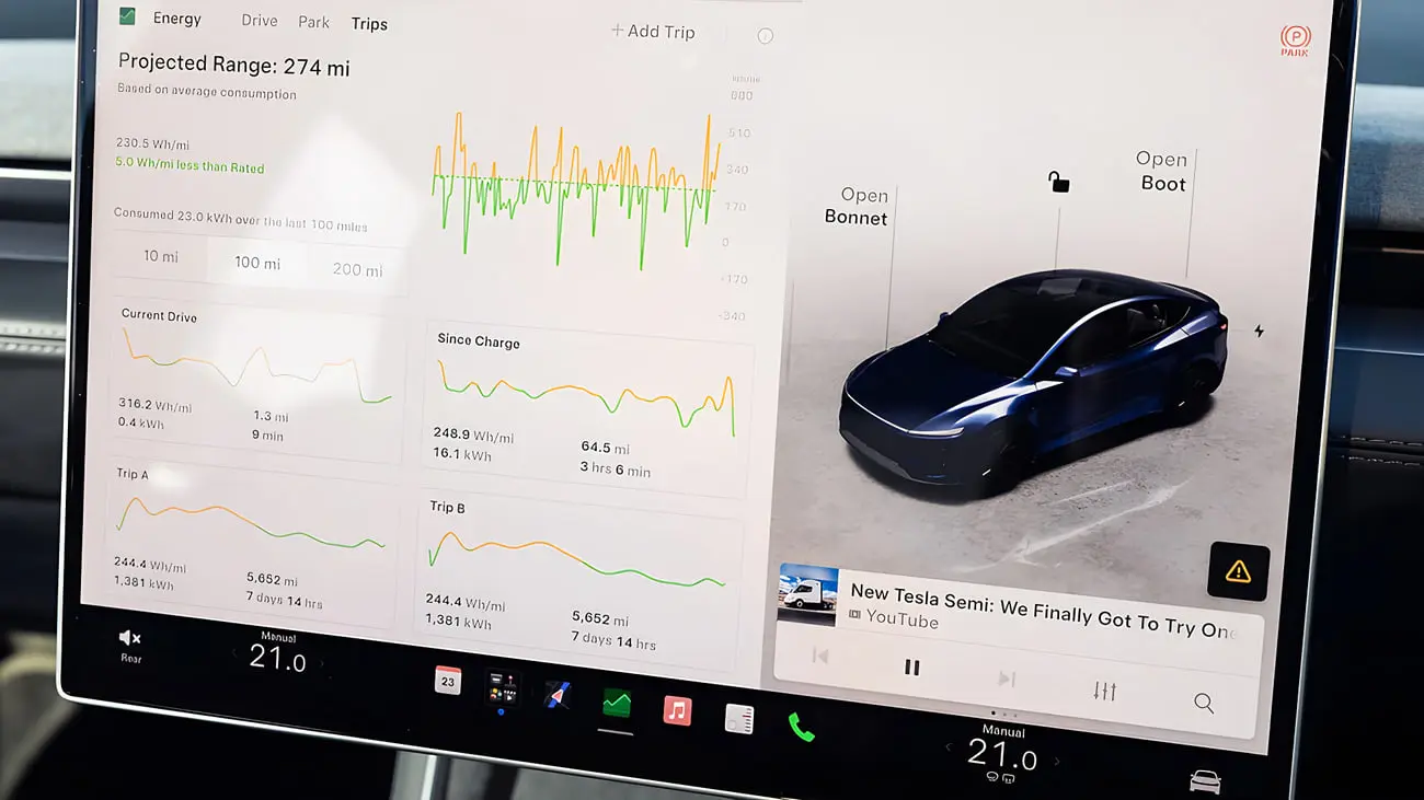 نمایشگر مرکزی خودروی تسلا (Tesla Model Y) با اطلاعات انرژی و برد پیمایش