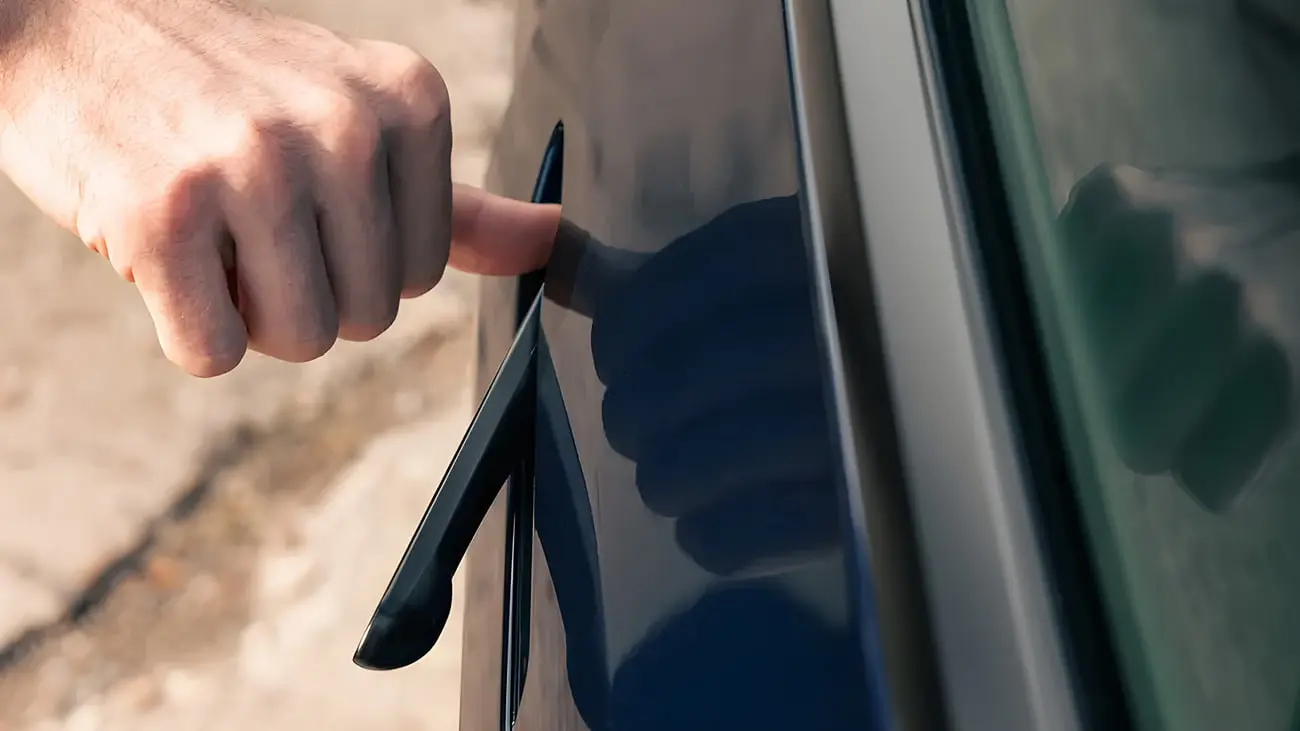 دسته در مخفی خودرو تسلا (Tesla Model Y) در حال باز شدن