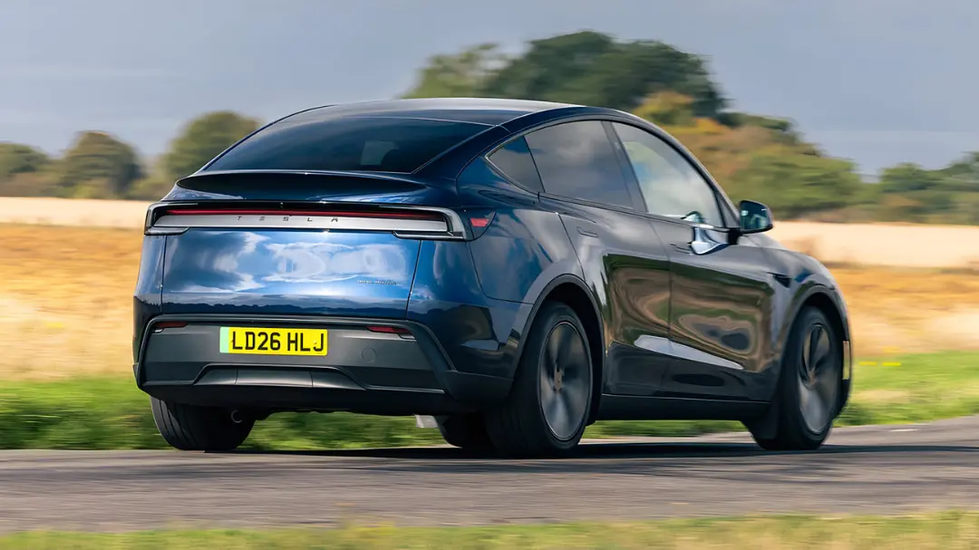 خودروی تسلا مدل وای (Tesla Model Y) در حال حرکت