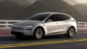 خودروی تسلا مدل Y (Tesla Model Y) در حال حرکت در جاده