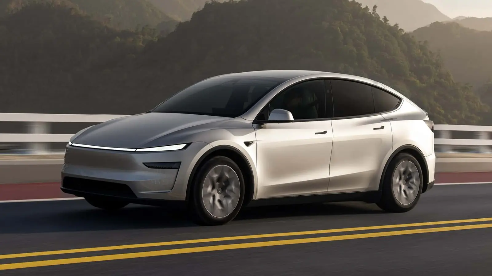 خودروی تسلا مدل Y (Tesla Model Y) در حال حرکت در جاده