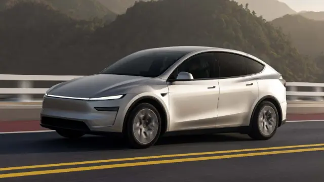 خودروی تسلا مدل Y (Tesla Model Y) در حال حرکت در جاده