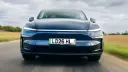 خودروی تسلا مدل وای (Tesla Model Y) در حال حرکت در جاده