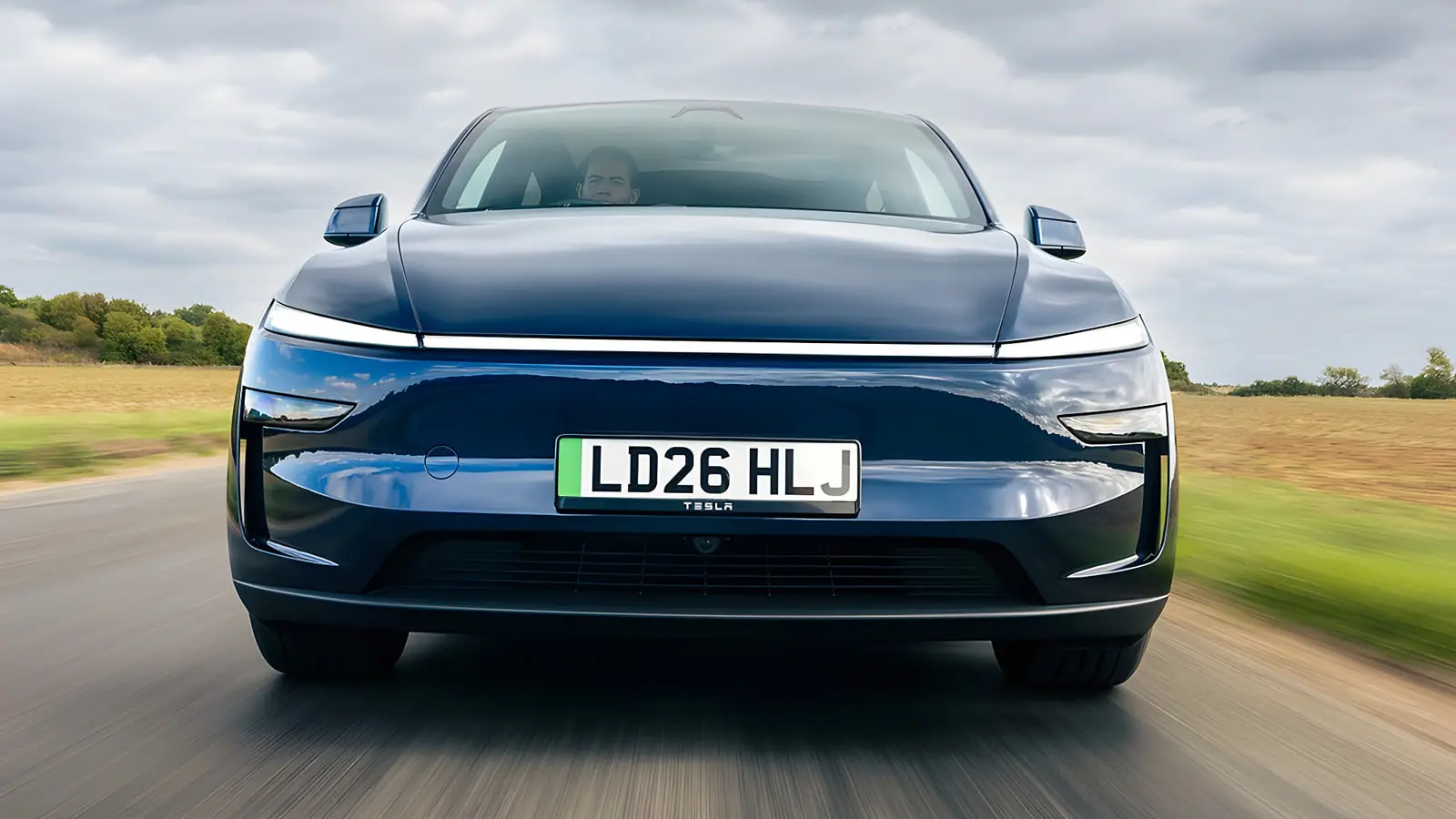 خودروی تسلا مدل وای (Tesla Model Y) در حال حرکت در جاده