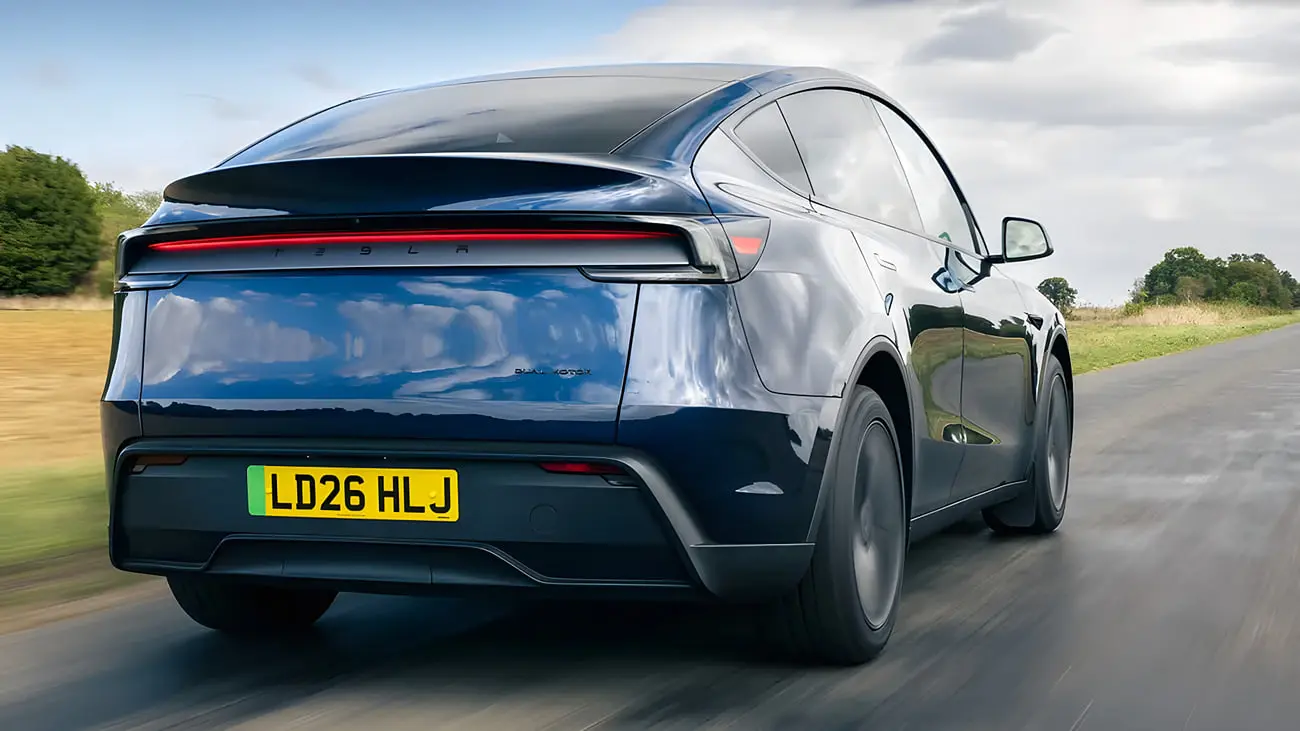 خودرو تسلا مدل وای (Tesla Model Y) در حال حرکت در جاده