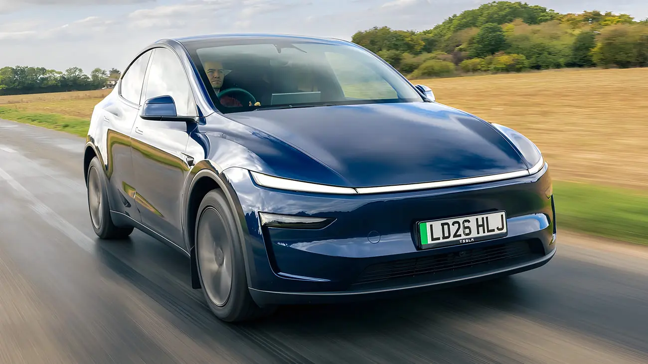 خودروی برقی تسلا مدل اس یو (Tesla Model Y) در حال حرکت در جاده