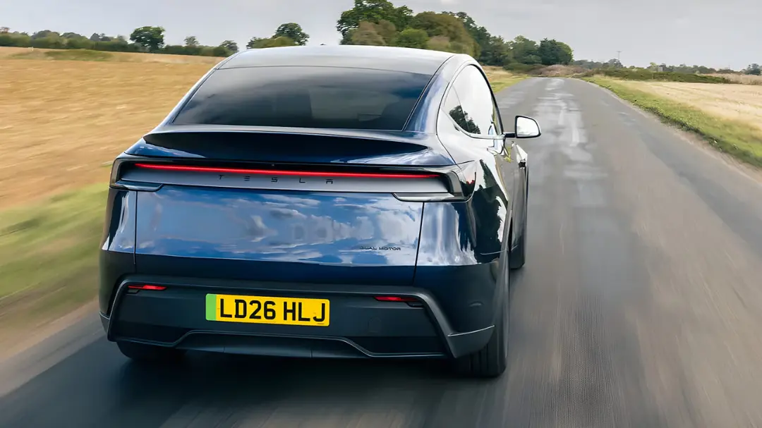 خودروی تسلا مدل Y (Tesla Model Y) در حال حرکت در جاده