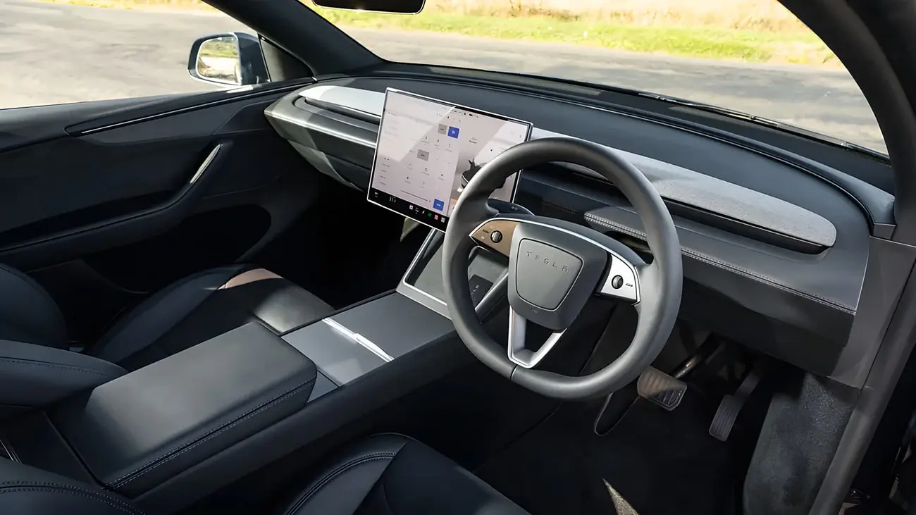 نمای داخلی و داشبورد خودروی تسلا (Tesla Model Y) با نمایشگر مرکزی بزرگ