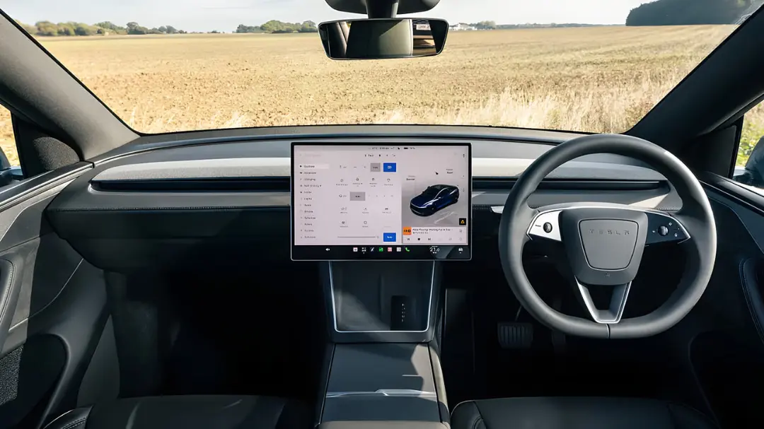 نمای داخلی و صفحه نمایش لمسی خودرو تسلا (Tesla) مدل Y