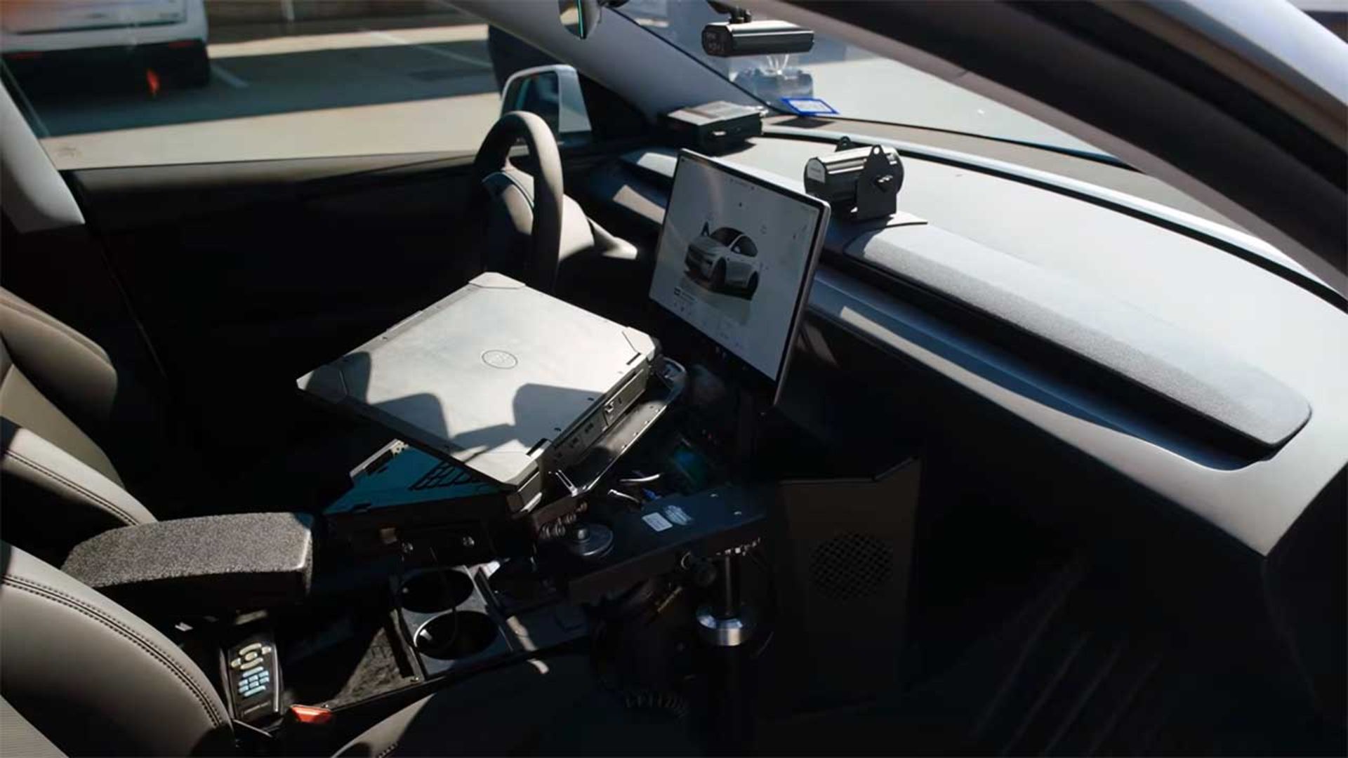 تسلا مدل Y پلیس