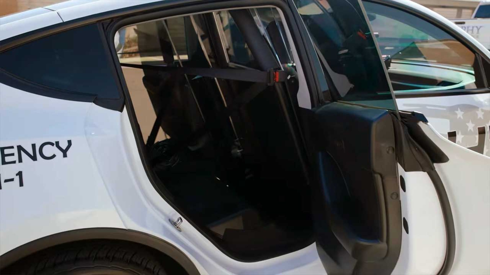 تسلا مدل Y پلیس