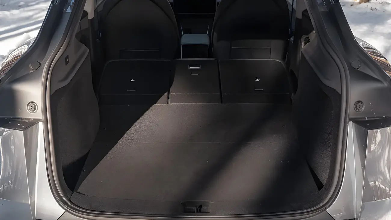 صندوق عقب خودروی تسلا (Tesla Model Y) با فضای بار باز و کف‌پوش مشکی