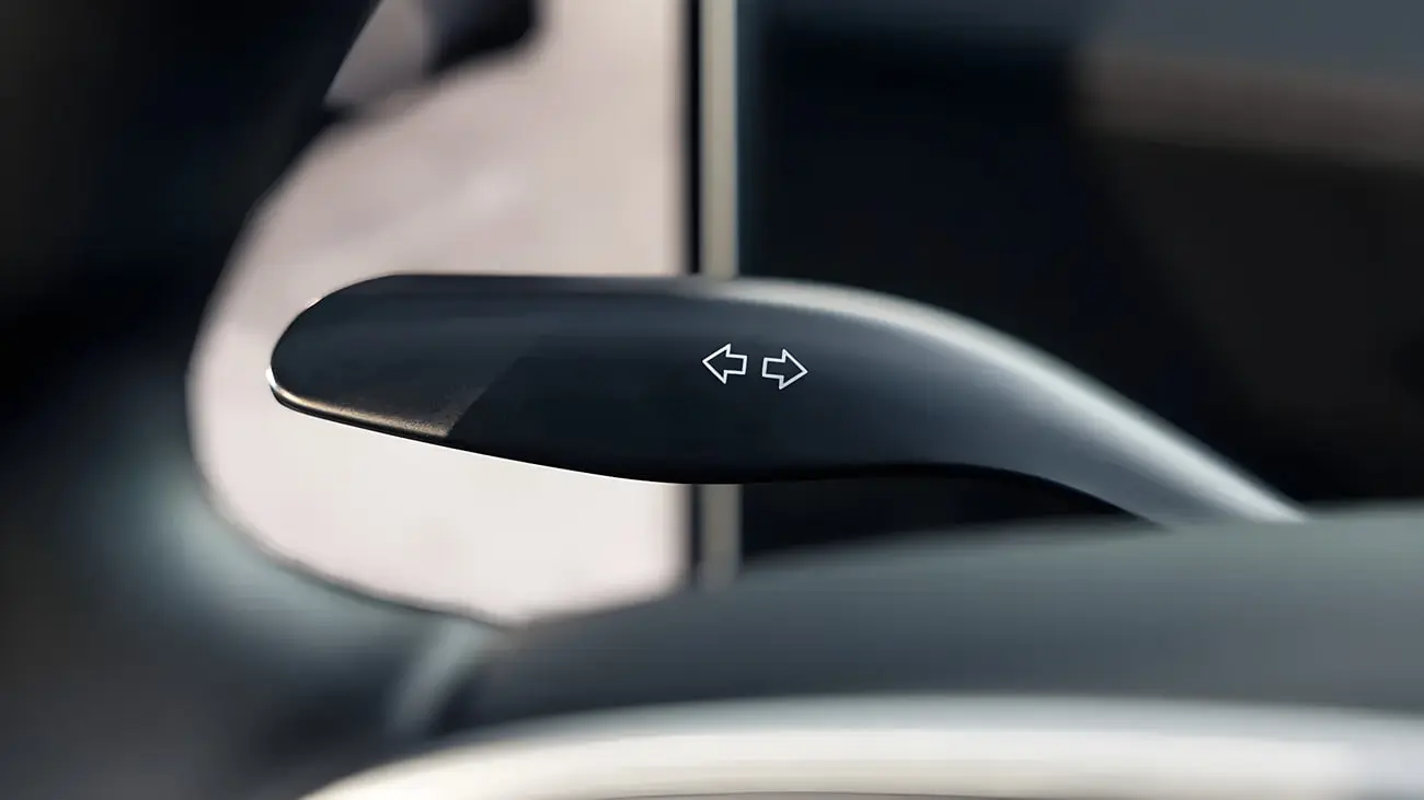 اهرم کنترل چراغ راهنما (Turn Signal) در کابین خودروی تسلا Model Y (Tesla Model Y)