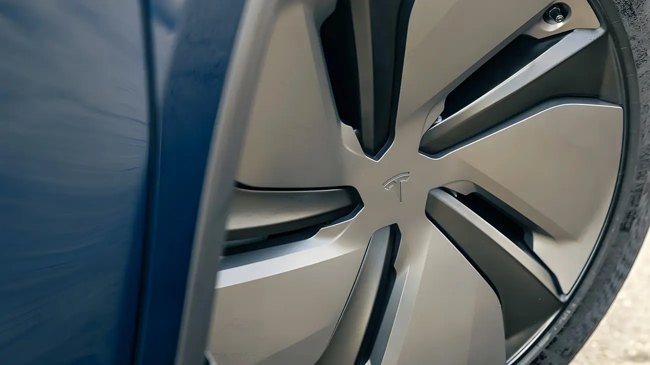 رینگ و چرخ خودروی تسلا مدل Y (Tesla Model Y) در حال حرکت
