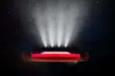 چراغ‌های عقب خودروی تسلا رودستر (Tesla Roadster) در تاریکی شب