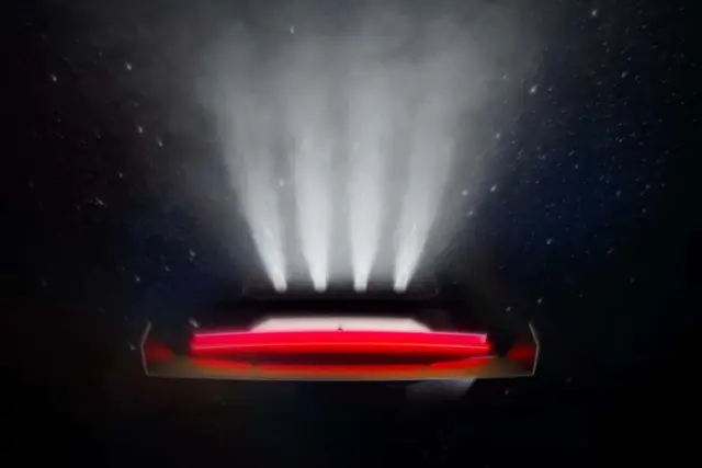 چراغ‌های عقب خودروی تسلا رودستر (Tesla Roadster) در تاریکی شب