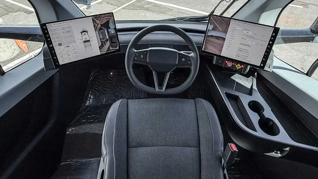 کامیون کِشنده تسلا سِمی نمای داخل کابین